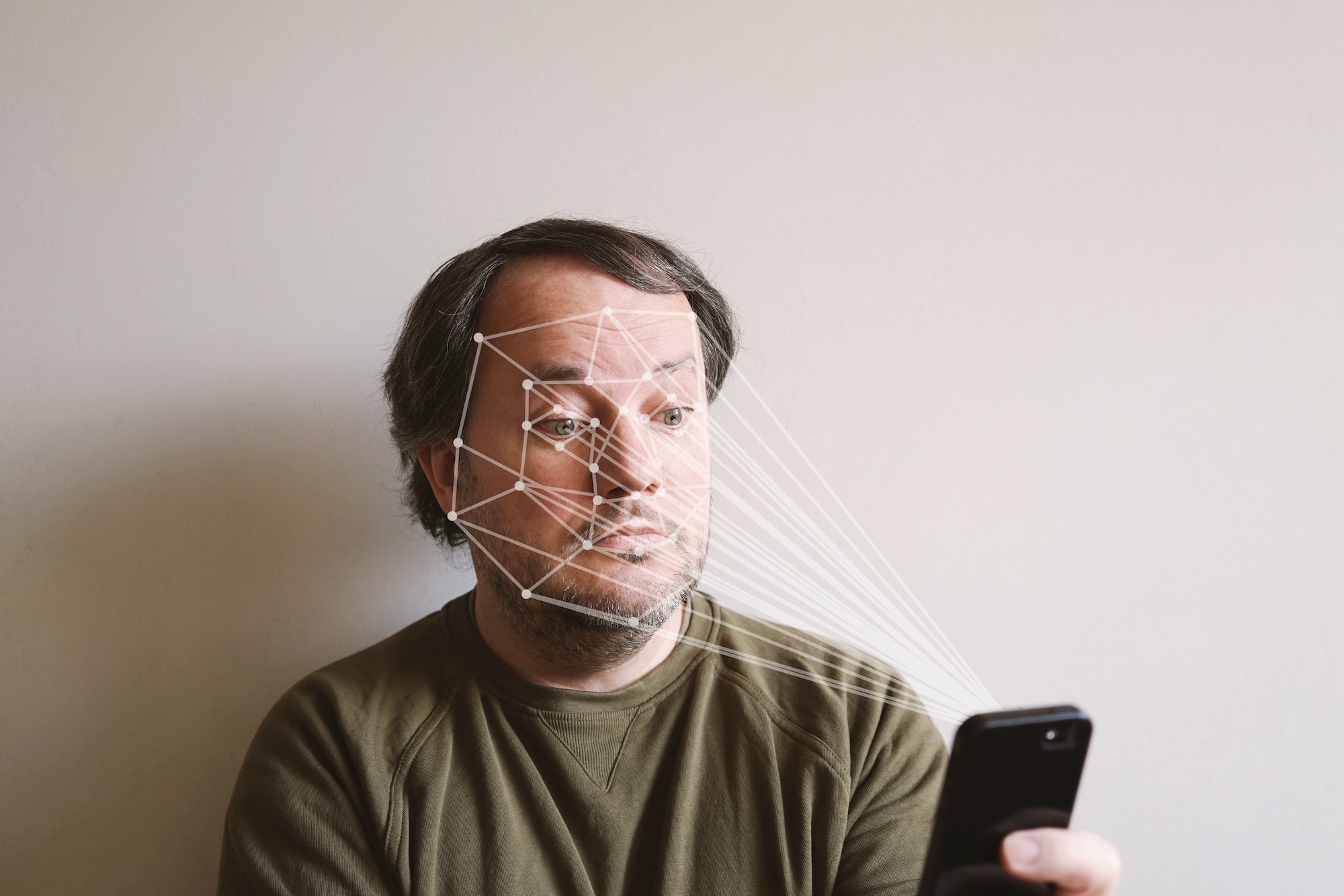 la reconnaissance faciale par smartphone permet l'authentification biométrique et le suivi de l'expression du visage